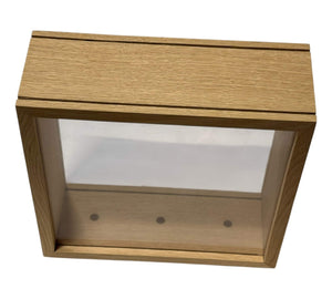 Cutie rama Nature 27x27cm cu dublu Plexiglas si finisaj din lemn natur, destinata aranjamentelor florale si plantelor criogenate.