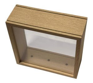 Rama decorativa Nature 27x27cm cu dublu Plexiglas transparent si structura solida din lemn, ideala pentru flori nemuritoare.