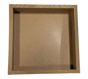 Rama Patrata Nature din lemn natur pentru tablou 27x27cm, ideală pentru flori criogenate sau plante decorative. Design simplu și elegant.