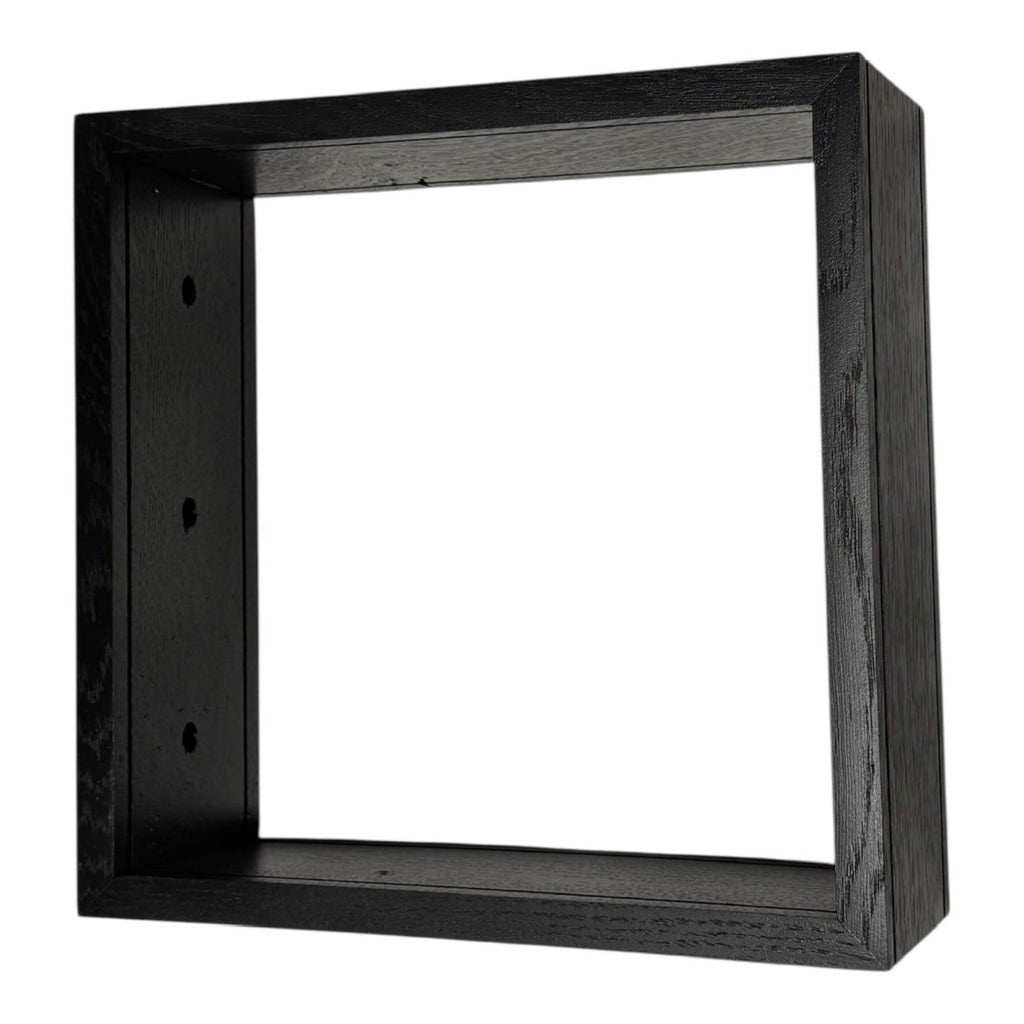 Interior rama patrata neagra 27x27cm cu adancime generoasa, perfecta pentru aranjamente florale tridimensionale.
